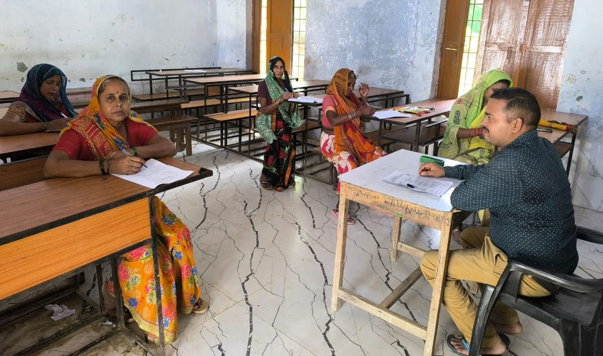 Everyone from young to old showed enthusiasm in the literacy test.