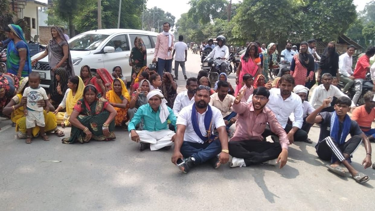The road was blocked demanding removal of the electric wire