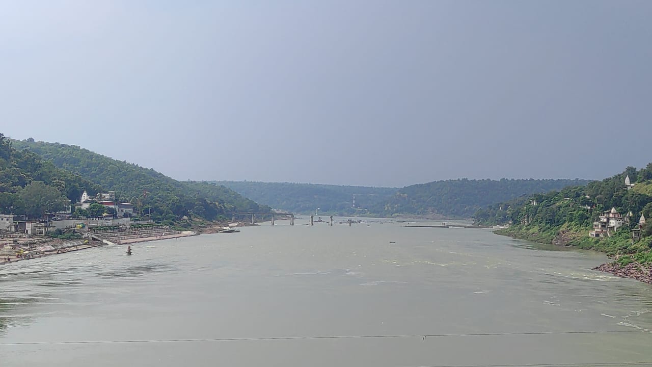 Heavy rains accompanied by lightning and thunder in pilgrimage town, 5 gates of Omkareshwar Dam opened again