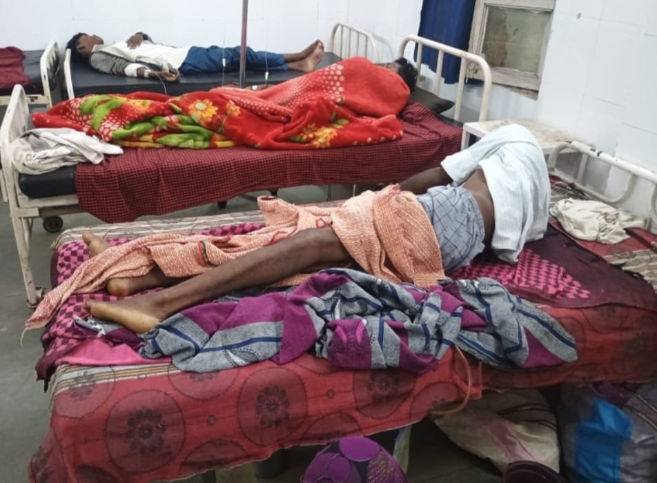 Umaria News Four youths injured after being struck by lightning treatment of all continues