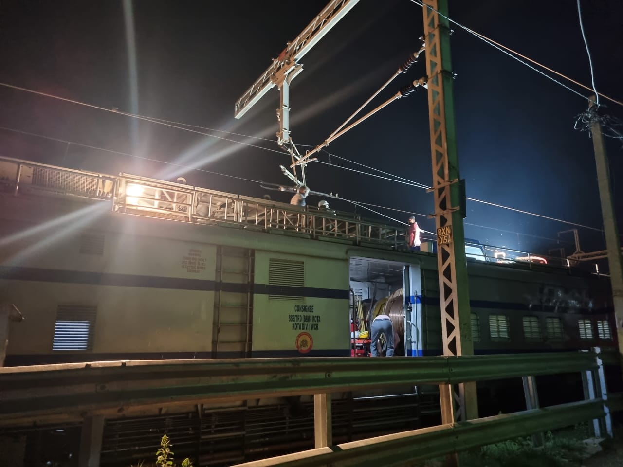 भरतपुर- केबिन पर मालगाड़ी निकलने के दौरान टूटी ओएचई लाइन