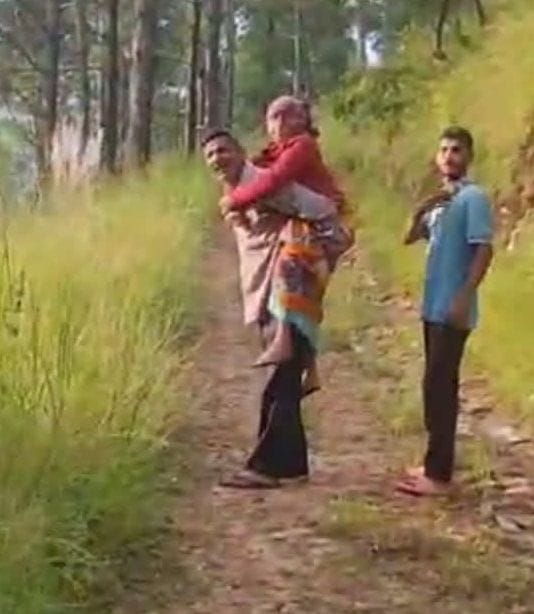 Elderly sick woman walked one and a half kilometers to hospital