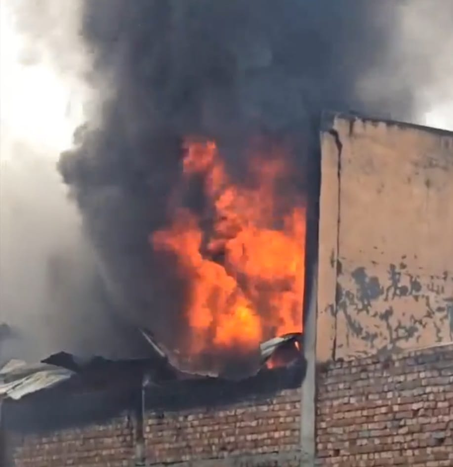 Huge fire in the factory, created chaos