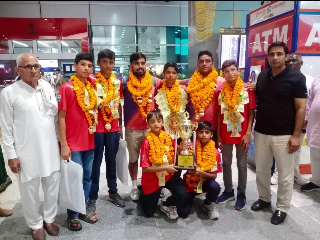 Football players who returned after winning silver were welcomed