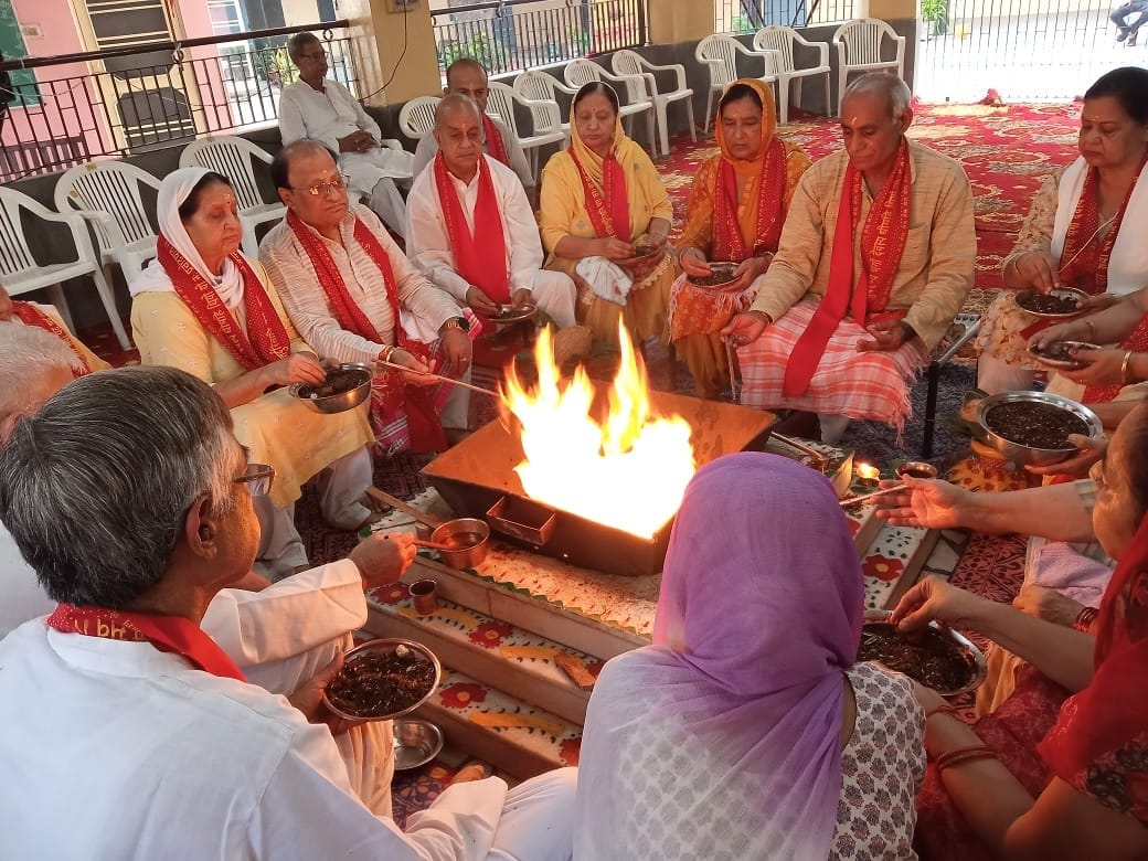 Inaugurated the Veda propagation week by offering sacrifice in the yagya