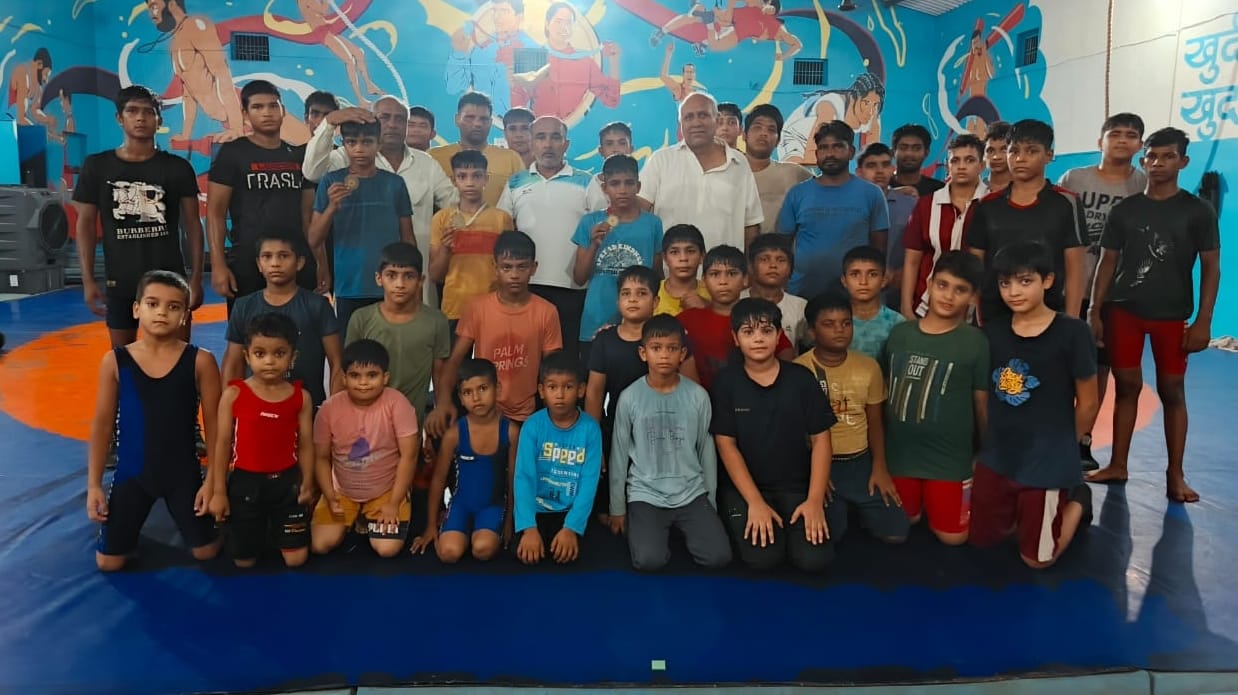 The winning wrestlers were welcomed in the arena