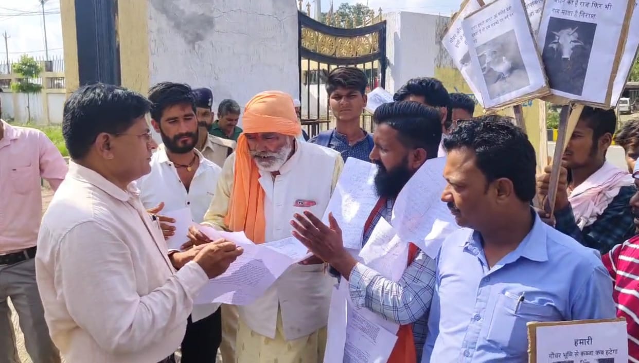 Cow servants reached the Collectorate wearing a garland of memorandums around their neck