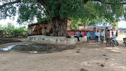गांव में मोजूद स्वास्थ्य विभाग की टीम