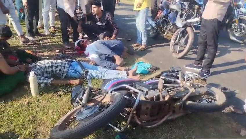 Damoh Face-to-face collision between bikes, both bikers killed, four injured, incident in Shakha village