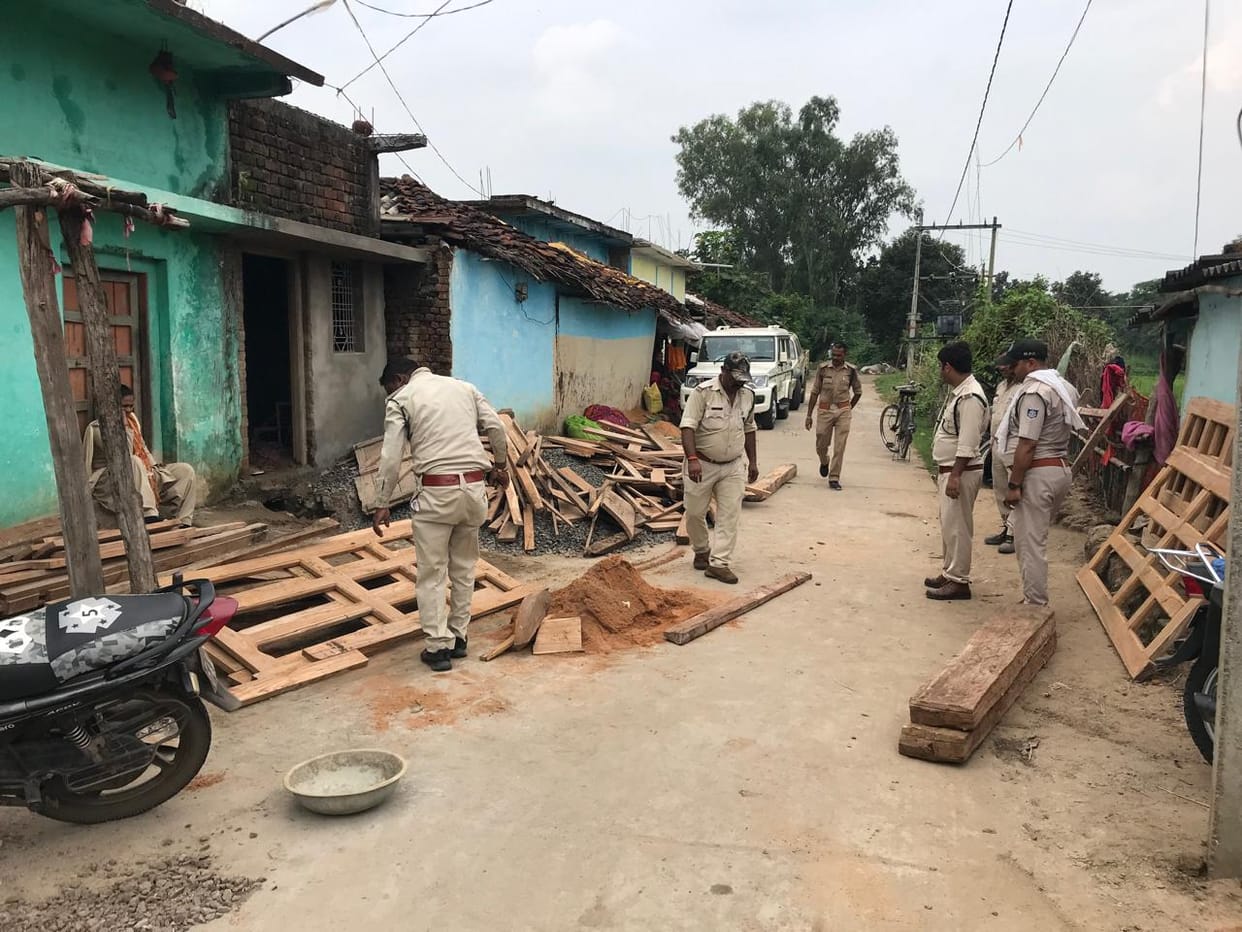 Umaria : Naurozabad forest staff took major action against forest mafia, stockpile of timber found in Hadha