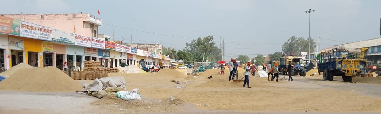 Anger started growing among farmers due to non-purchase of paddy, farmers' worries about the weather are increasing.