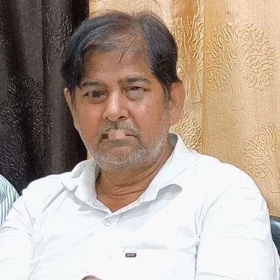 Babu caught red handed taking bribe of eight thousand rupees