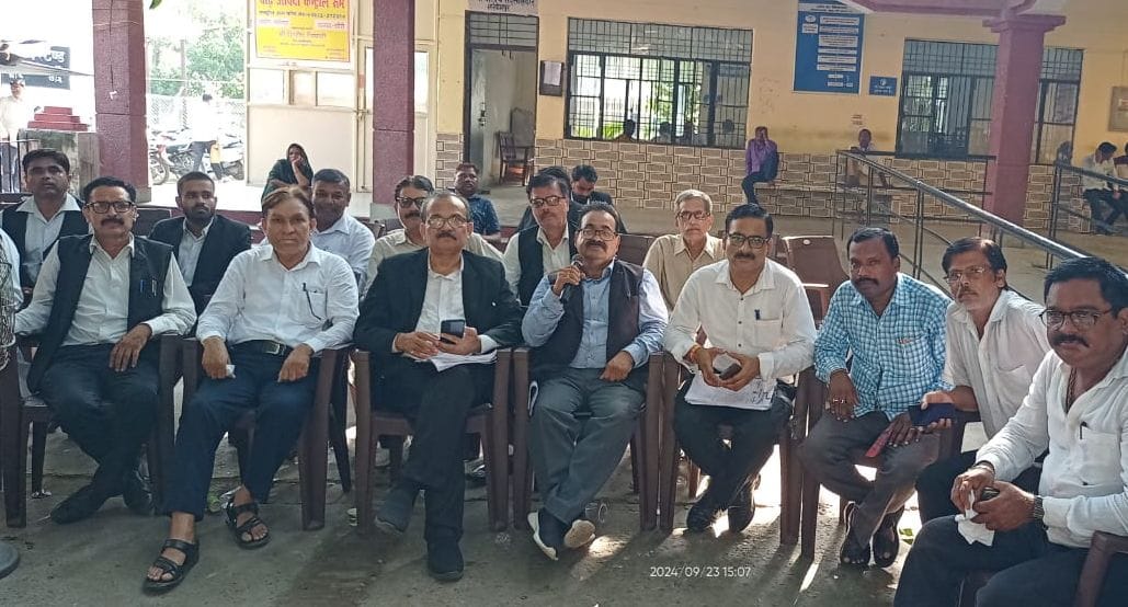 Advocates' protest continues against SDM-Peshkar
