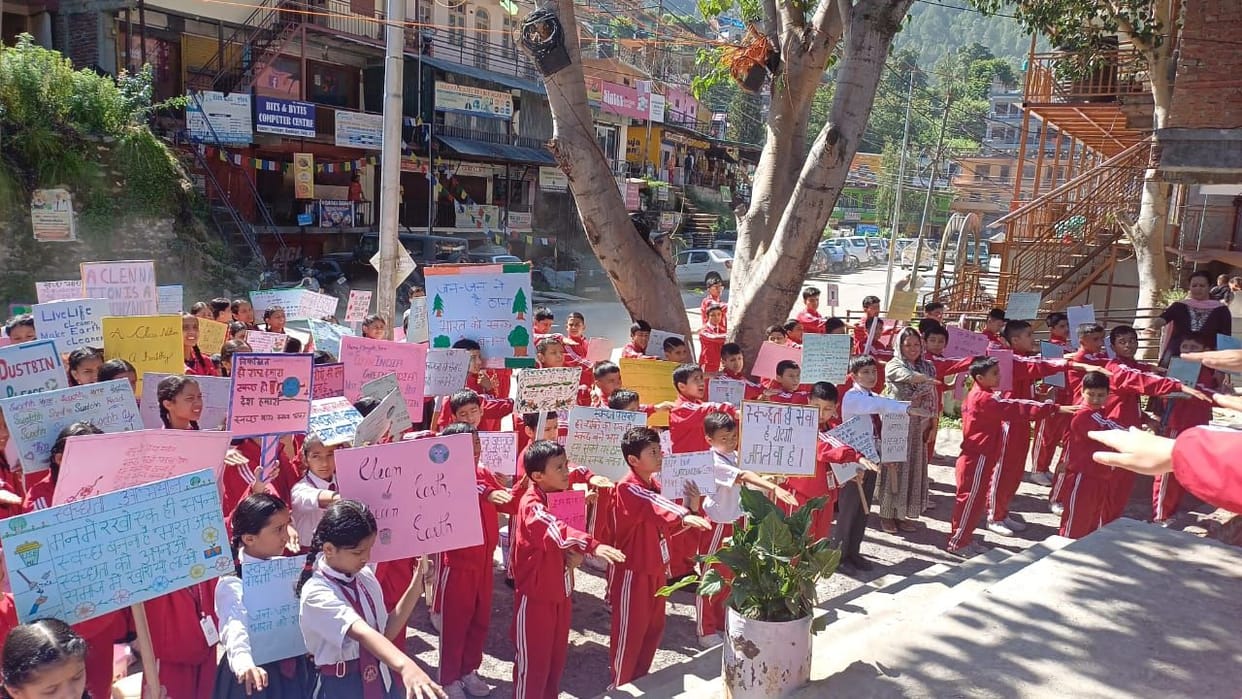 School students took out cleanliness rally in Jhakri