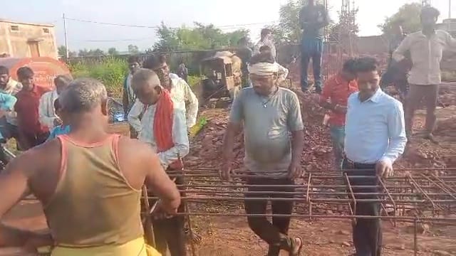 Damoh Construction of health center building being built inside Samanpur playground has been stopped