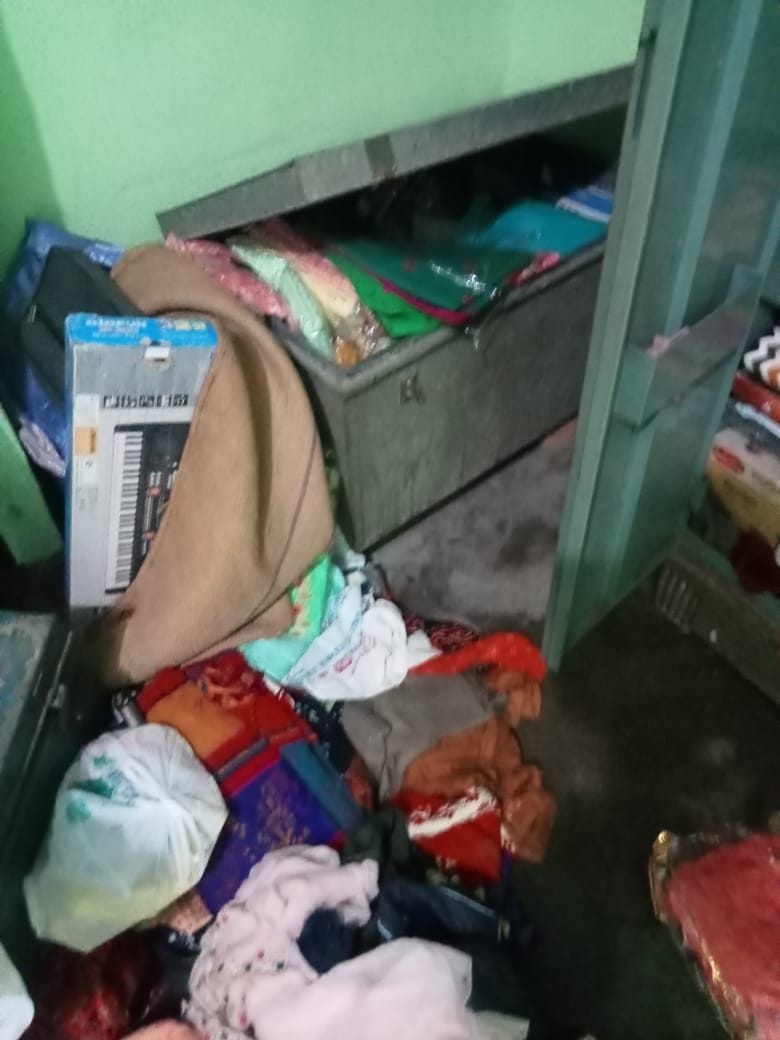 Jewellery and cash worth lakhs stolen from a house built on the farm