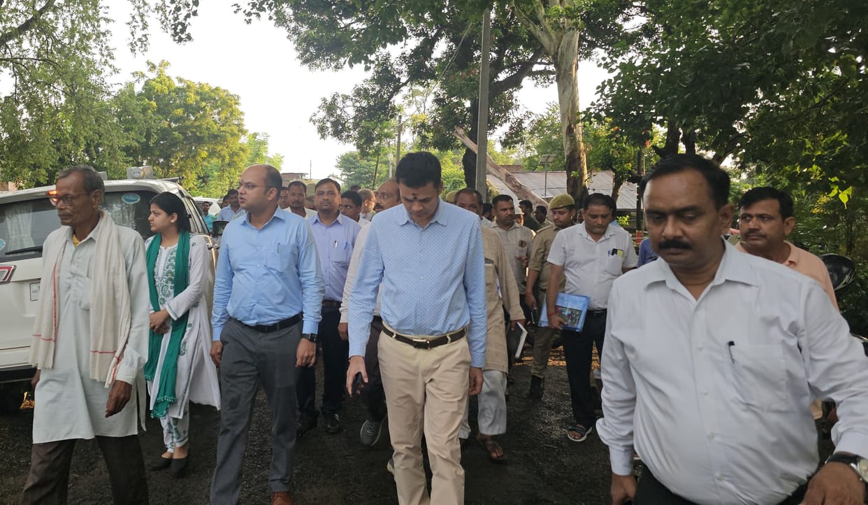 Commissioner reached among Tharu tribal people, took information