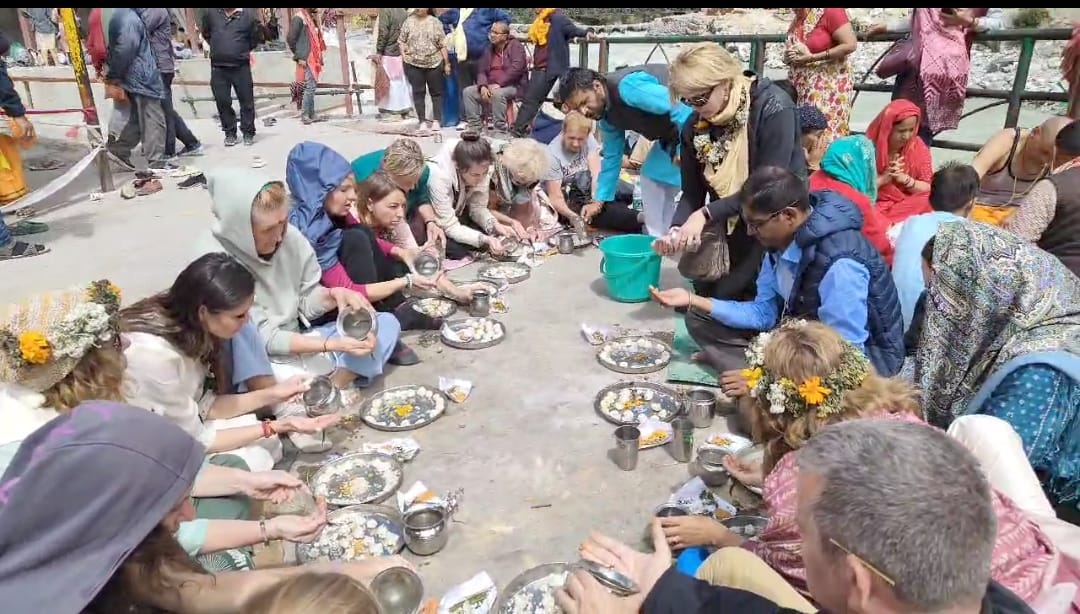 Foreign devotees also reached Brahmakapal for Pind Daan.