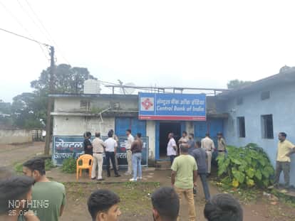 MP News Attempt of theft in Tulra Central Bank of Anuppur thieves broke lock and entered inside
