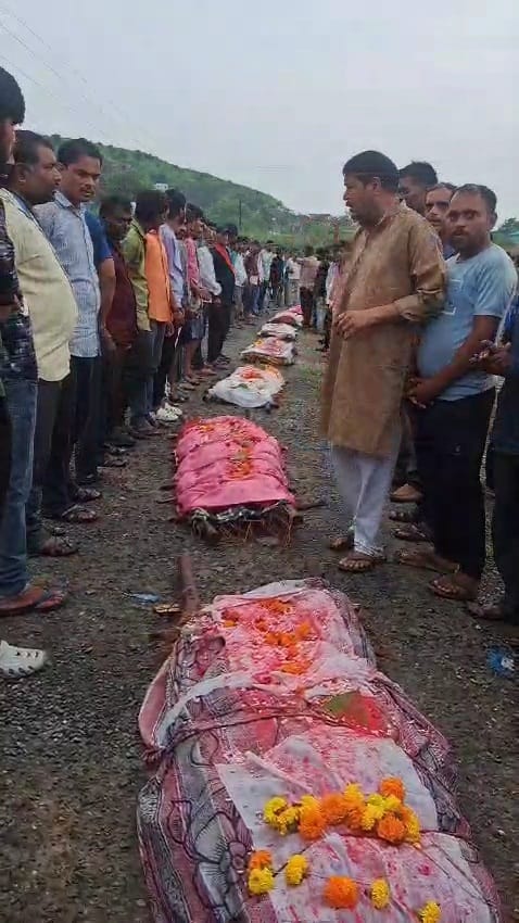 9 funeral pyres arose together tears came out from every person's eyes In damoh