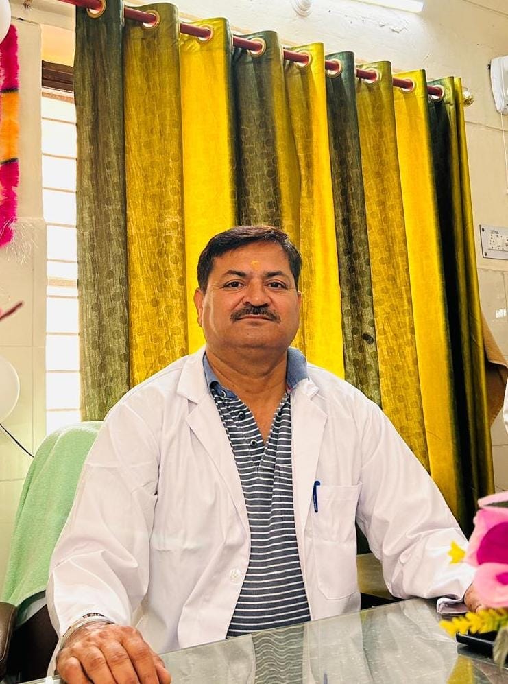 Pharmacist Manoj also donates blood along with distributing medicines.