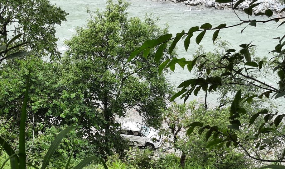 Car slips near Falyati and reaches Ramganga bank, five people injured