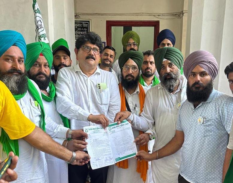 Farmers sat on dharna in the collectorate after not meeting the DM