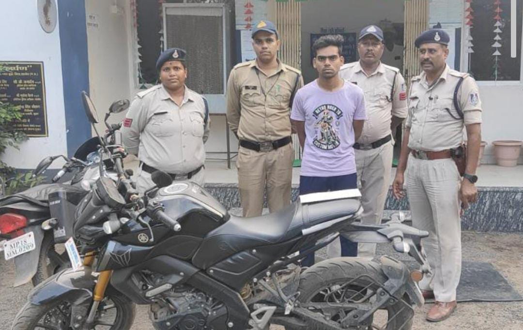 Blackmailer caught by police took jewelery worth lakhs of rupees by threatening a minor