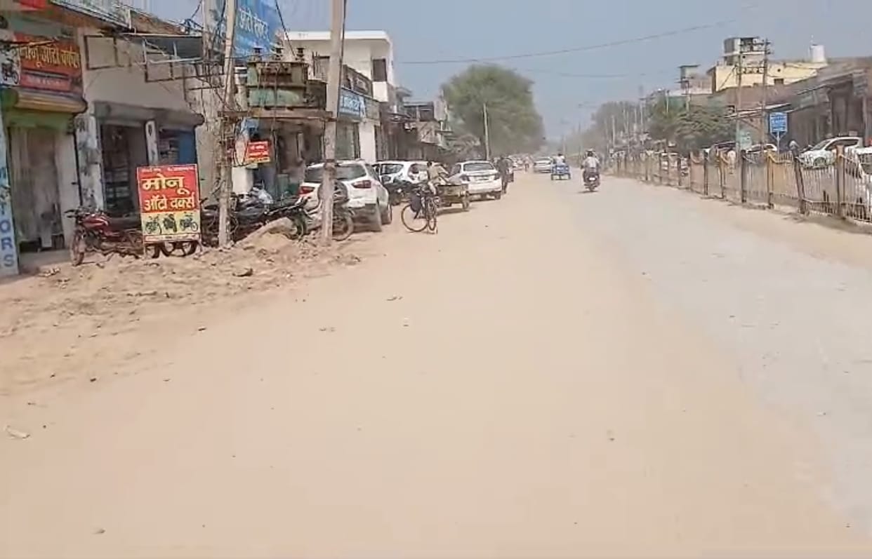 Shopkeepers are troubled due to mud thrown on the road in Ratia