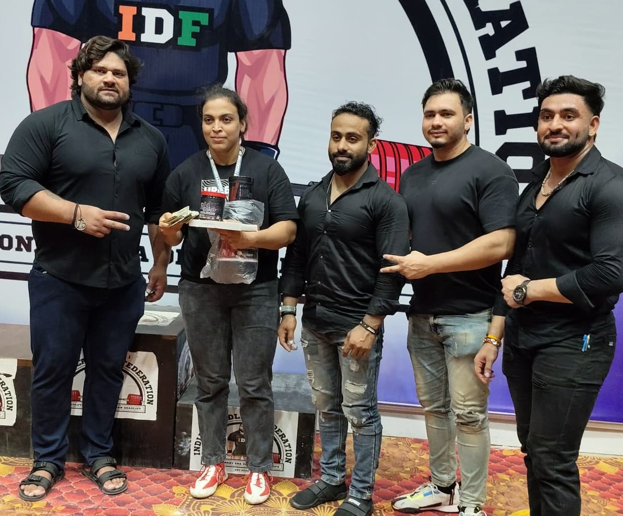 shikha won gold waitlifting