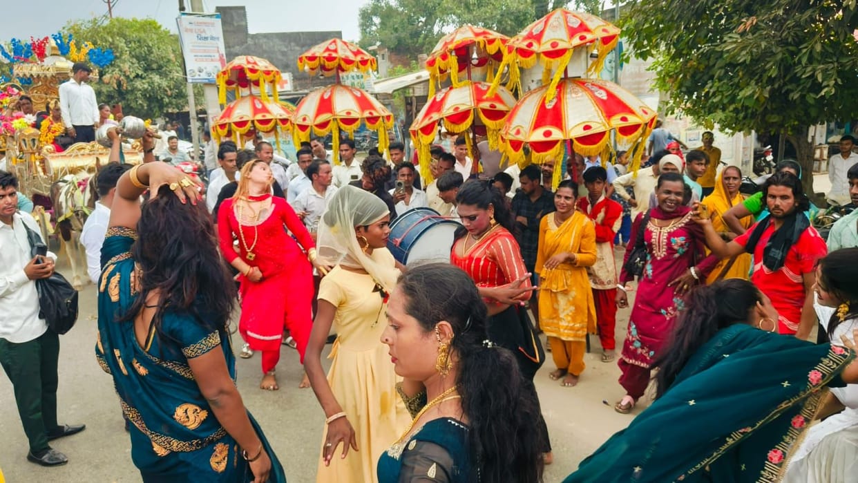 Eunuchs took out road show in Banda