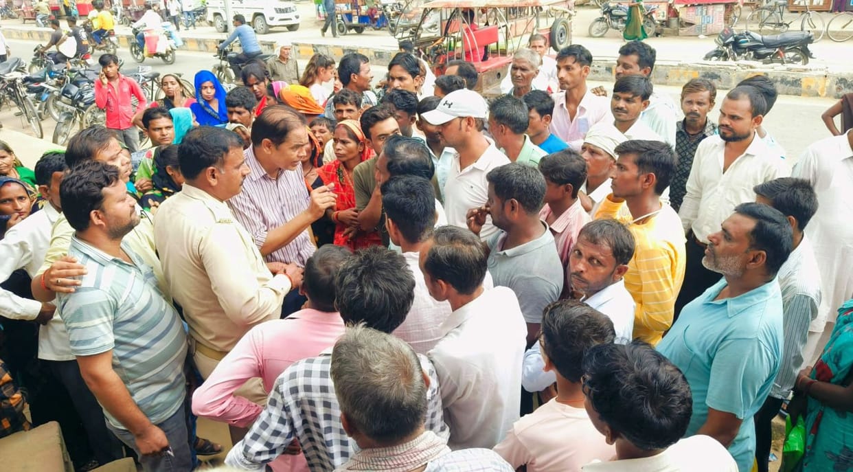 Crowd gathered in post office for Aadhaar amendment, police reprimanded with baton