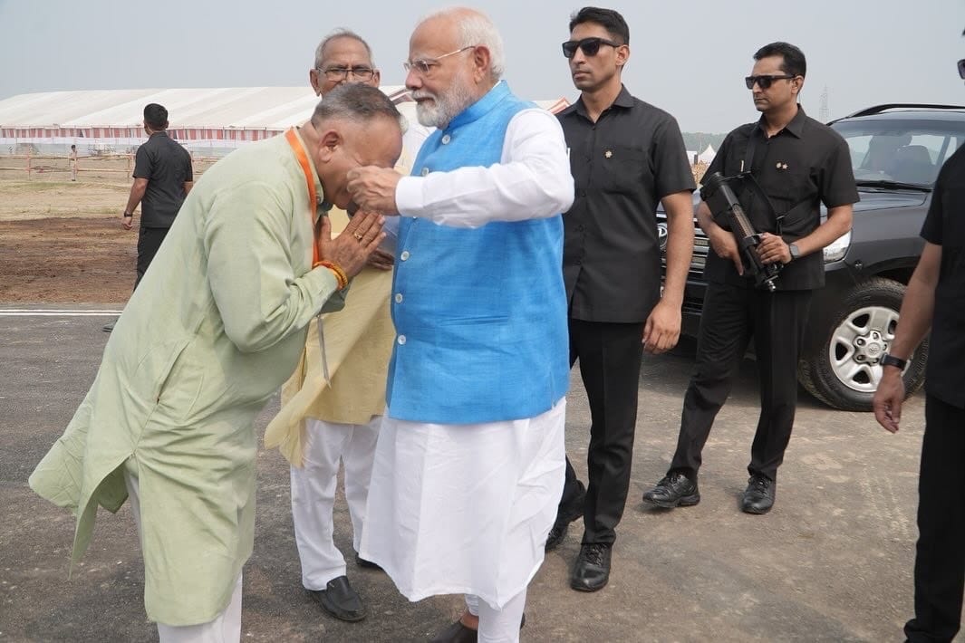 PM Modi broke protocol and showed affection, patted Rajiv Jain on the back