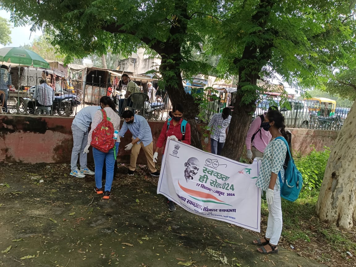 gave message of cleanliness by picking up plastic