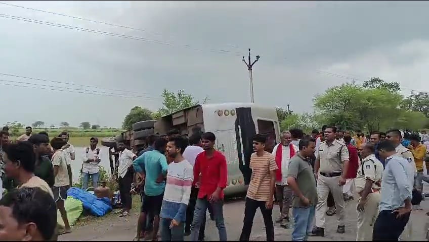 Damoh bus overturns out of control on the border of Damoh Panna district, more than 10 passengers injured