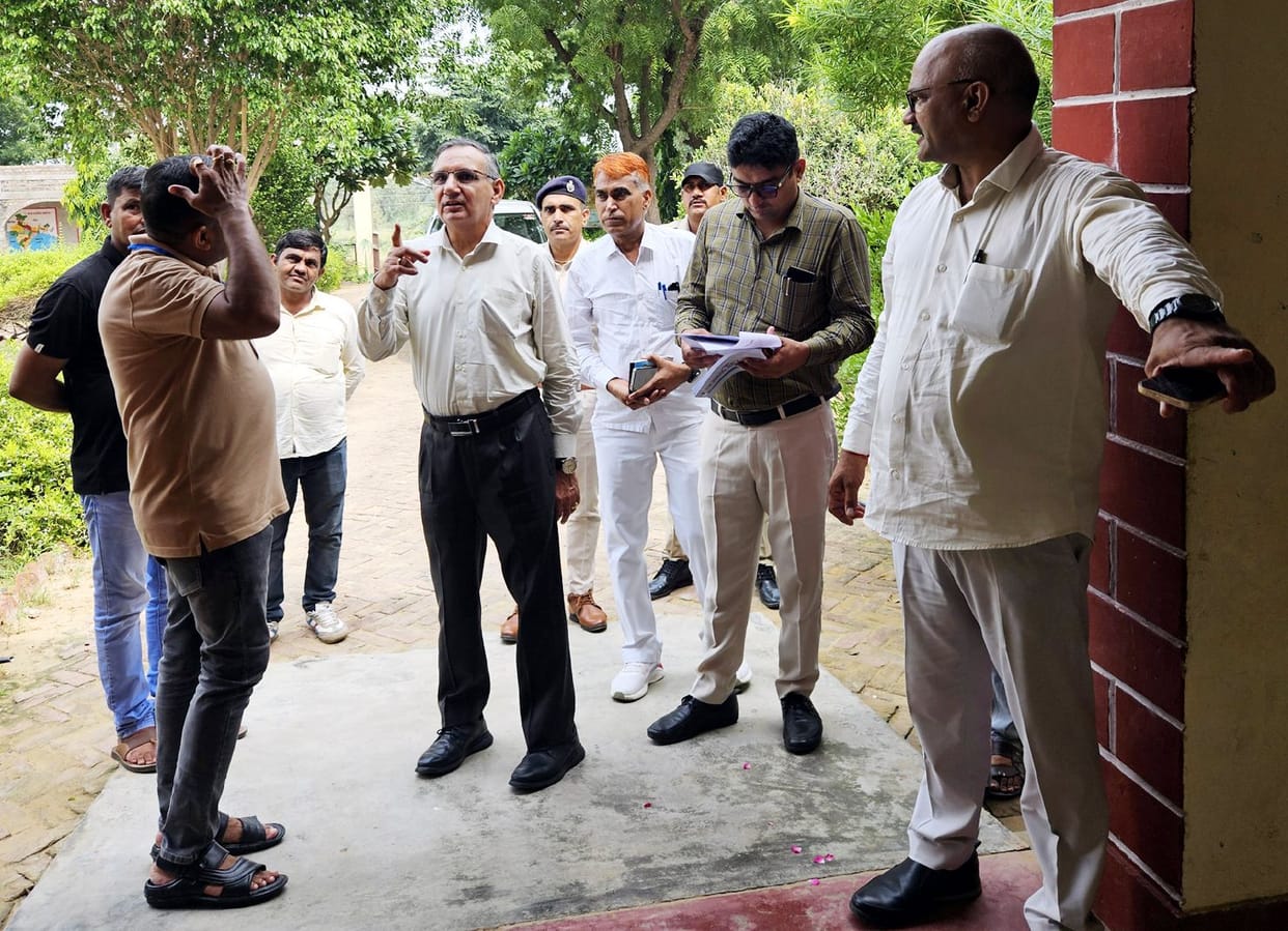 Deputy Commissioner along with SDM inspected sensitive booths of Pahari and Singhani villages