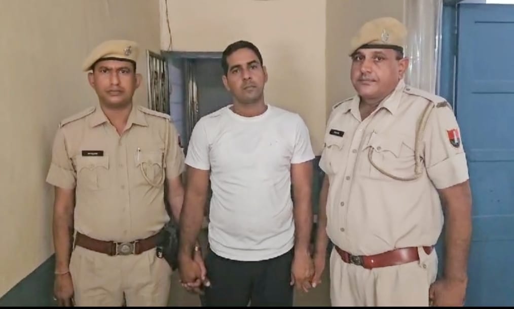 The chief jail guard gave a mobile sim to a criminal locked in a high security jail