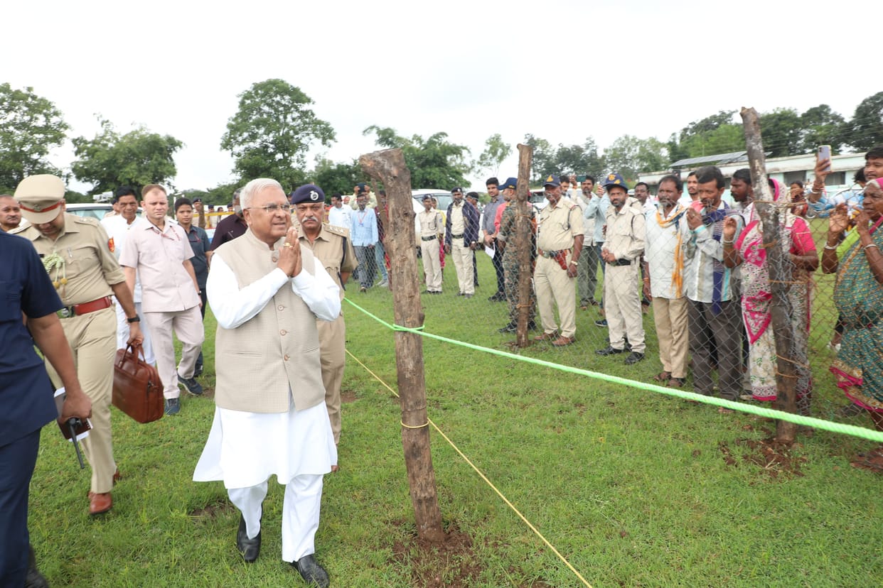 Governor arrives in Chhindwara MP Vivek Bunty Sahu was also present on the occasion.