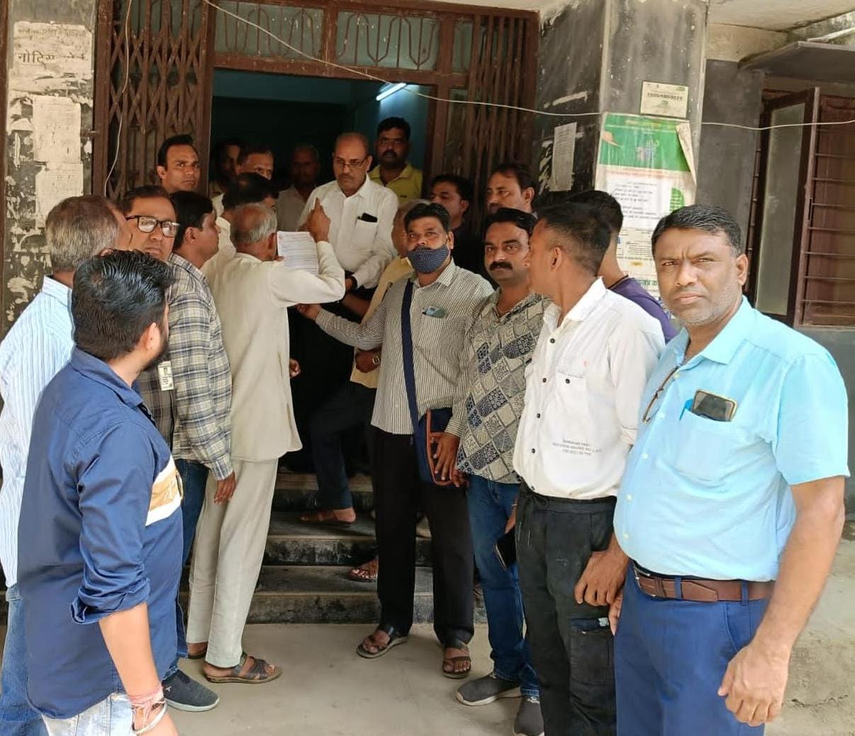 Angered by breaking the umbrella of Bundi King Maharao Surjamal in sirohi