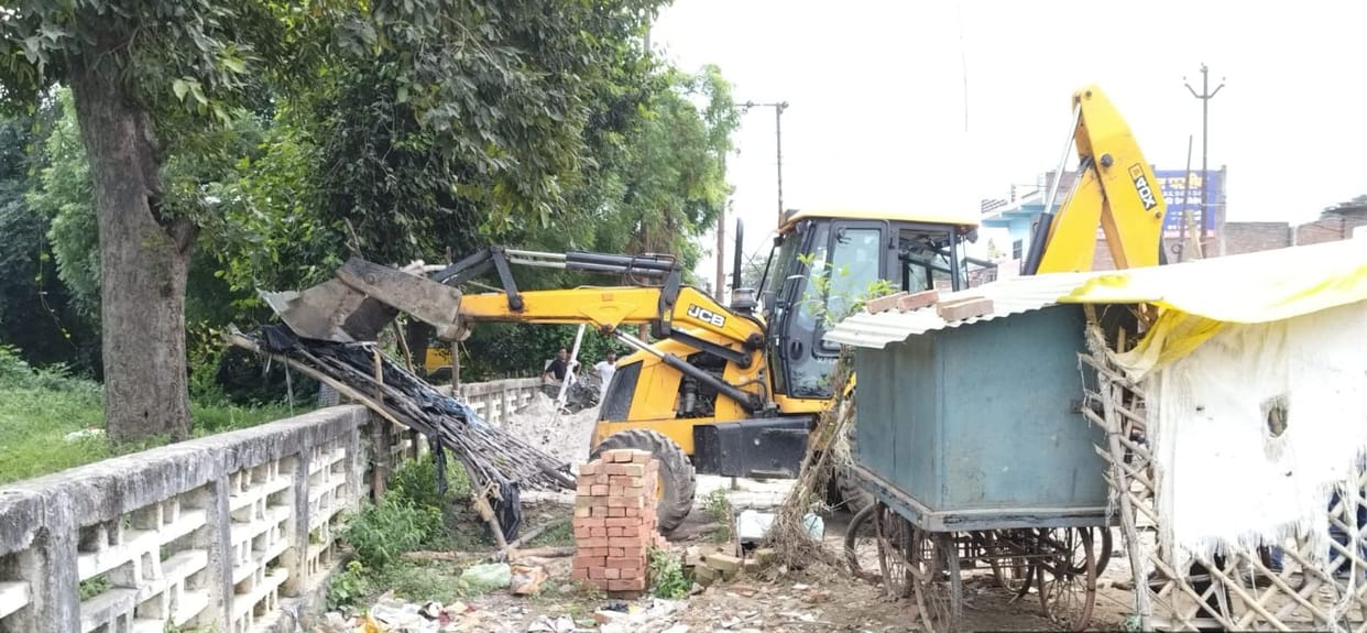 JCB runs on encroachment from Gadiyana to Shyamatganj Gautiya