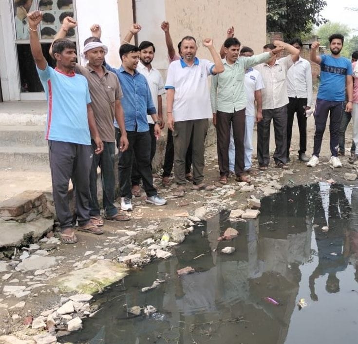 Sewers stalled in urban colonies, people are angry over the drainage of dirty water