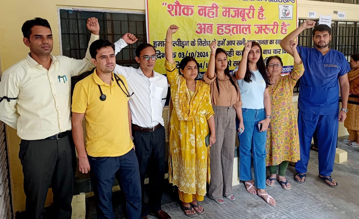 Doctors expressed their protest by tying black ribbon