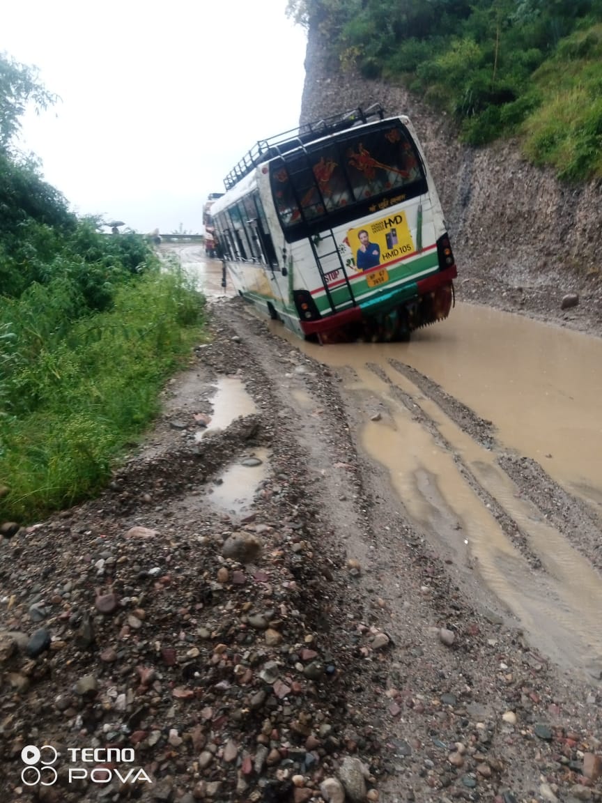 Construction of NH 3 becomes a disaster, government buses stuck in swamp