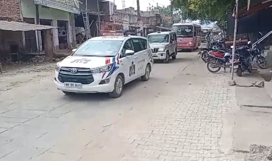 Police took out flag march in villages of Mahendragarh
