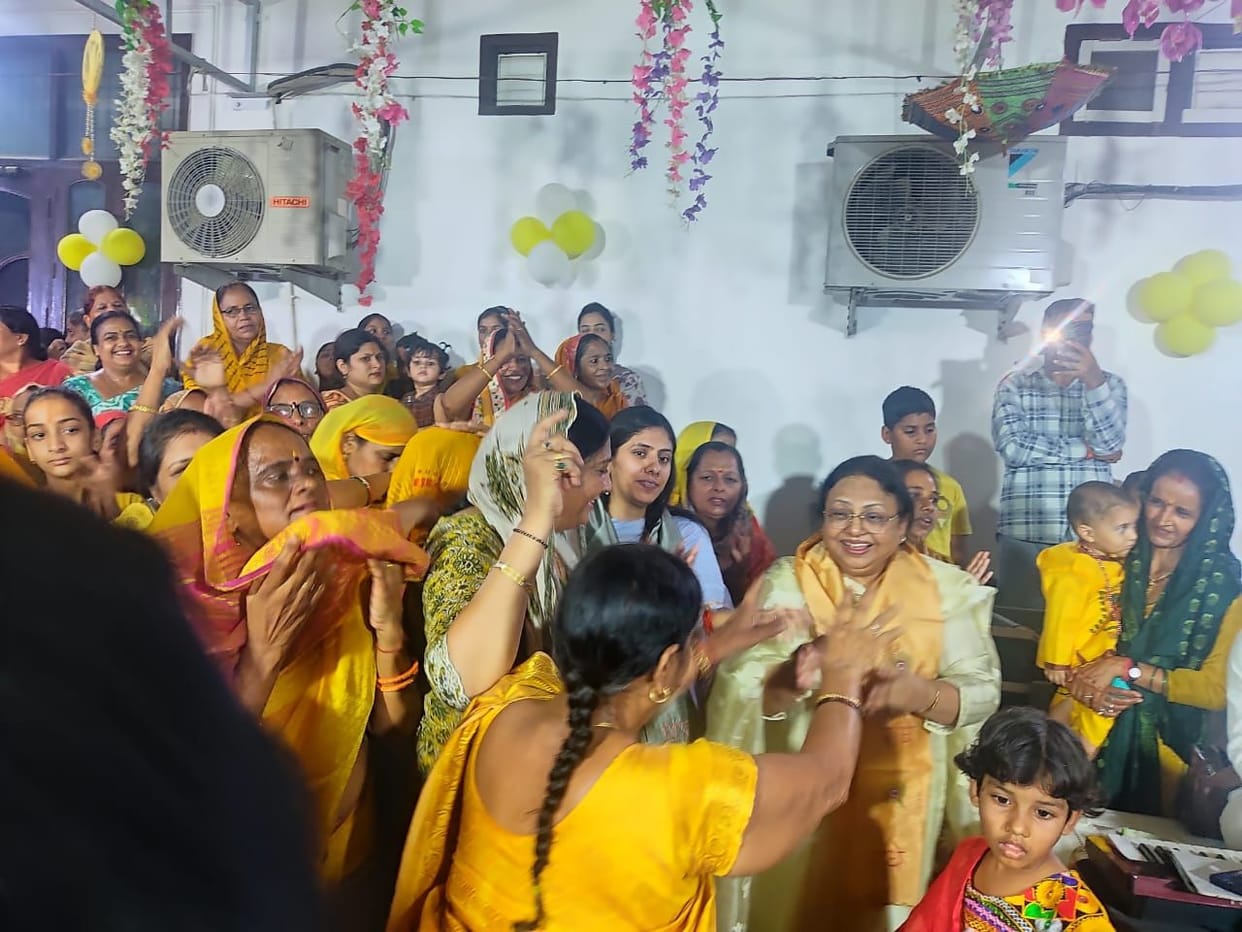 Narrated the incident of Shri Krishna's childhood pastimes and Govardhan Puja.