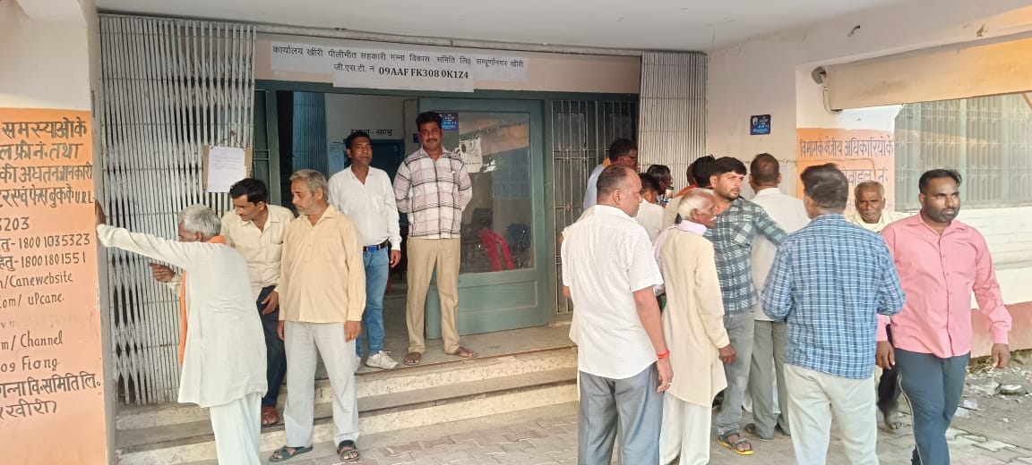 Block head reached with mobile, Naib Tehsildar stopped, quarreled