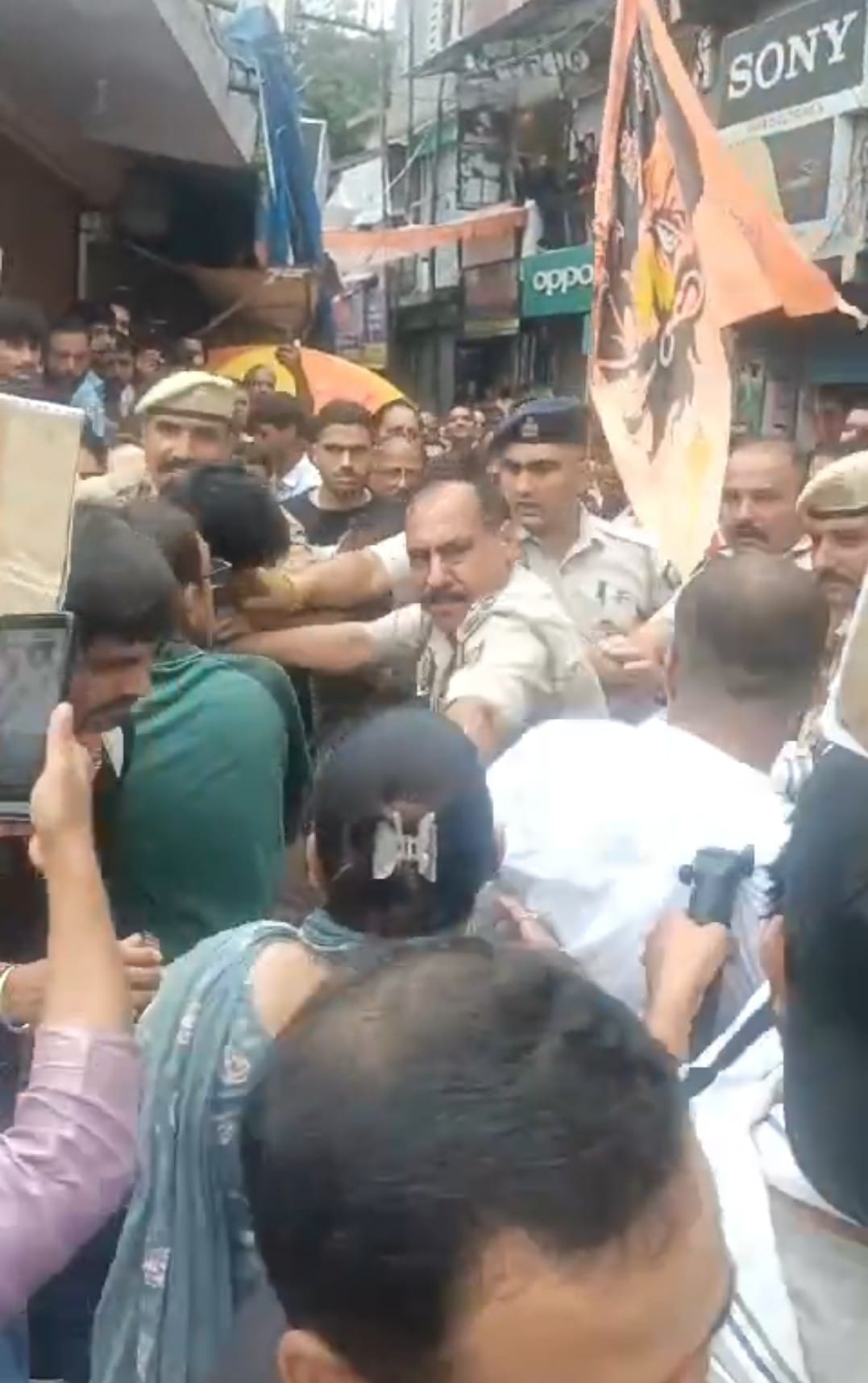 Uproar in the rally of Hindu organizations in Jaisinghpur, clothes thrown outside the shop