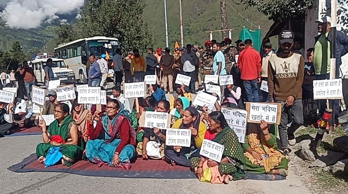 Jyotirmath: Market closed for three hours and chakka jam, passengers upset