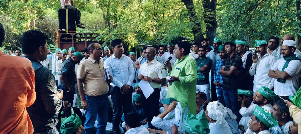 Farmers held a panchayat in the collectorate, told their problems to the officers in the middle