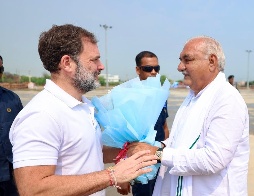 Rahul surrounded by farmers, wrestlers and constitution